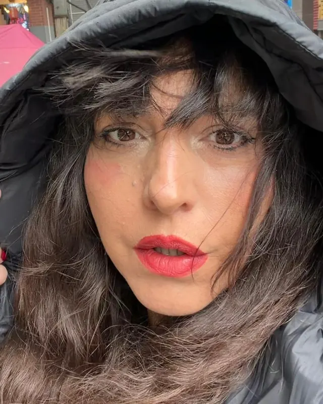 Ivana Nazareno, autora de The Night We Came Back y Desire and the Thaw, retrato en la calle
