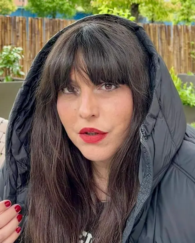 Ivi Nazareno, periodista autónoma y especialista en PR digital, retrato al aire libre con campera negra